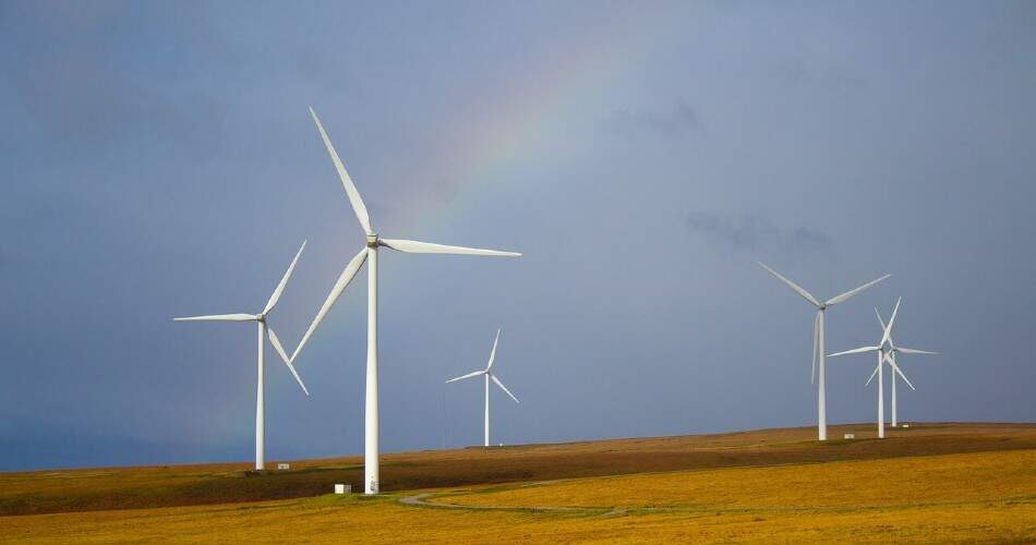 Sobre las energías renovables: turbinas eólicas y paneles solares.
